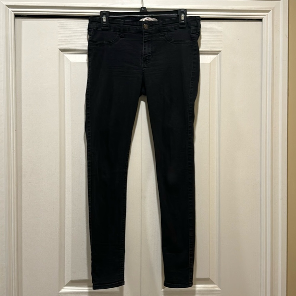 Hollister Women’s Black Skinny Jeans. Size 9R. Lots of stretch. W 29, L 31.